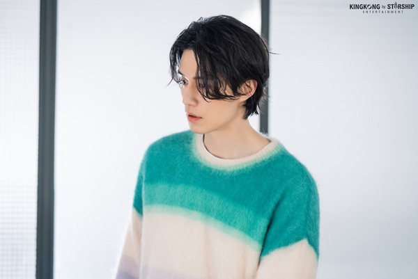 李棟旭「白襯衫躺浴缸」散發致命性感！李棟旭濕身花絮照公開，正裝又變斯文敗類！
