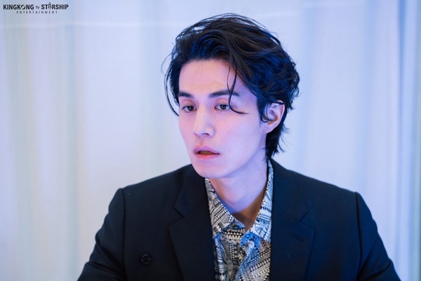 李棟旭「白襯衫躺浴缸」散發致命性感！李棟旭濕身花絮照公開，正裝又變斯文敗類！