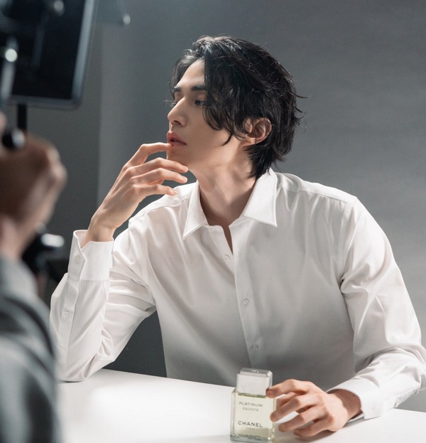 李棟旭「白襯衫躺浴缸」散發致命性感！李棟旭濕身花絮照公開，正裝又變斯文敗類！