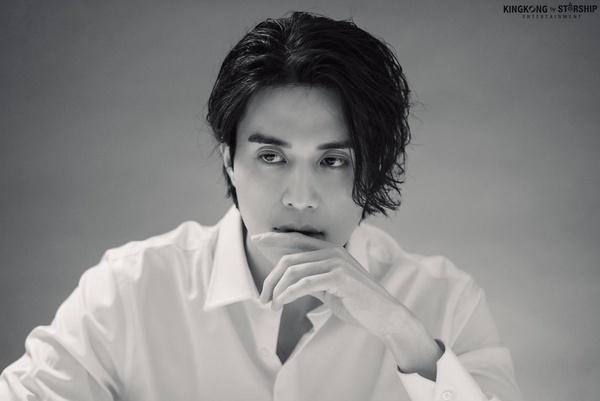 李棟旭「白襯衫躺浴缸」散發致命性感！李棟旭濕身花絮照公開，正裝又變斯文敗類！