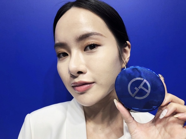 GA奢華「極光藍氣墊」上市！絕美半透明妝感，瑕疵卻修光光、校正蠟黃，自然到像沒化妝