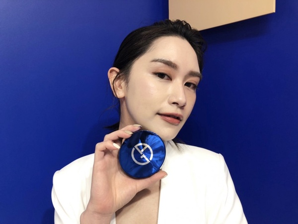 GA奢華「極光藍氣墊」上市！絕美半透明妝感，瑕疵卻修光光、校正蠟黃，自然到像沒化妝