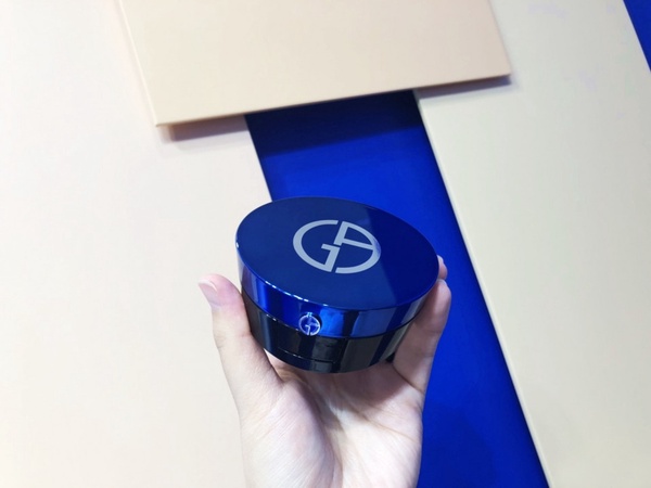 GA奢華「極光藍氣墊」上市！絕美半透明妝感，瑕疵卻修光光、校正蠟黃，自然到像沒化妝