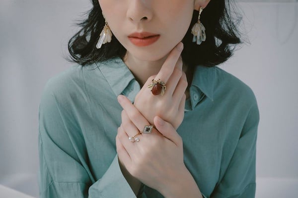 戒指戴不同手指代表不同意思?韓系「多層次戒指佩戴法」,這樣戴還能招桃花~