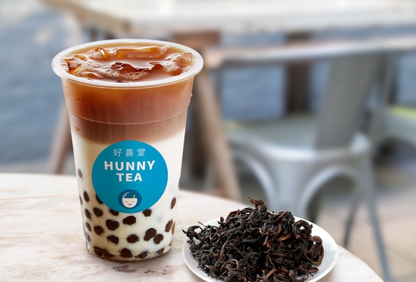 厚奶蓋加上10顆新鮮草莓！好喜堂Hunny Tea推「艾許奶蓋法式厚草莓」，期間限定開賣啦