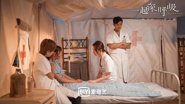 肖戰、楊紫《餘生請多指教》親臉照曝光!2020年9位演醫生的明星,楊冪穿醫師袍超美