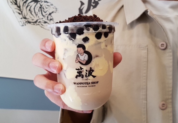 萬波把雞蛋糕變奶茶了！萬波新品「雞蛋糕奶茶」，帶有雞蛋糕焦香滋味，這波認真必喝