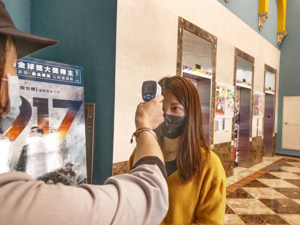 對抗武漢肺炎，這樣看電影好安心！影廳首度祭出「座位分隔法」，與鄰座不再肩並肩！