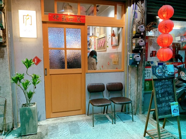 新竹必逛東門市場好店推薦！硬派主廚的軟嫩料理、蔗一條豬、阿美姨的古早味通通吃起來