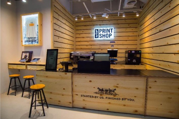 情侶T也能客製化！LEVI’S推出情人節專屬卡通客製TEE，讓凱蒂貓、史努比陪你高調放閃
