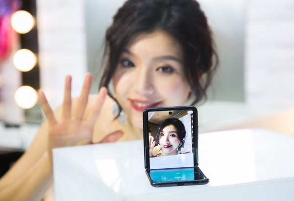 三星Galaxy Z Flip「摺疊粉餅機」5大必入手理由！不僅體積輕薄，美肌、廣角功能也超強