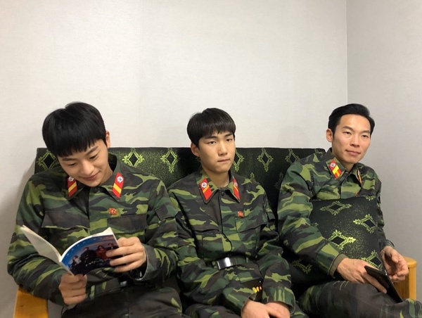 《愛的迫降》5小兵是大媒人！促成第一吻&讓正赫吃醋，沒他們，世理連北韓村落都進不去