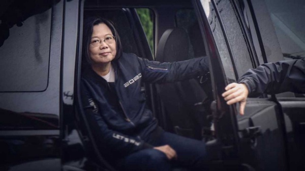 農婦們包色啦！吳怡農同款「2020紀念版飛行夾克」黑色版即將推出，三月初預購開跑！