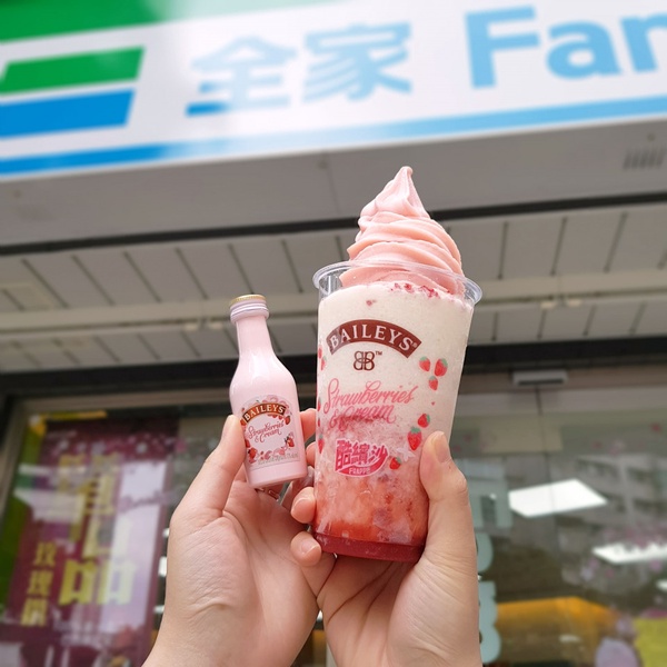 全家草莓季隱藏版吃法!貝禮詩草莓奶酒酷繽沙&重乳草莓霜淇淋「無敵霜沙」