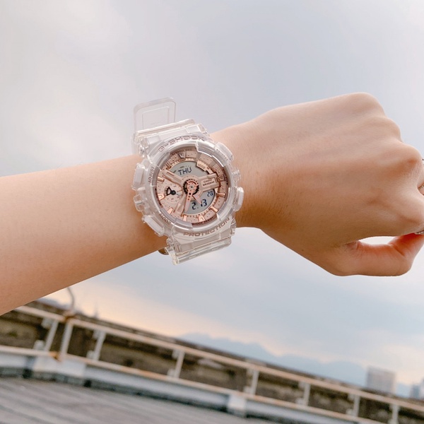 全新「晶透系列」女錶共有三個款式，錶徑大小45mm 更加適合小姊姊們的纖纖玉手，相得益彰！