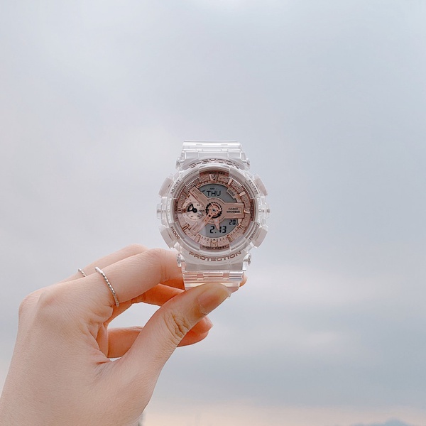 全新「晶透系列」女錶共有三個款式，錶徑大小45mm 更加適合小姊姊們的纖纖玉手，相得益彰！