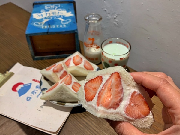 期間限定草莓三明治太美了！点氷室推期間限定草莓生乳三明治，爆餡草莓三明治美到不行
