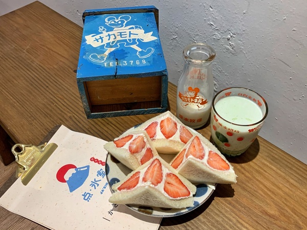 期間限定草莓三明治太美了！点氷室推期間限定草莓生乳三明治，爆餡草莓三明治美到不行