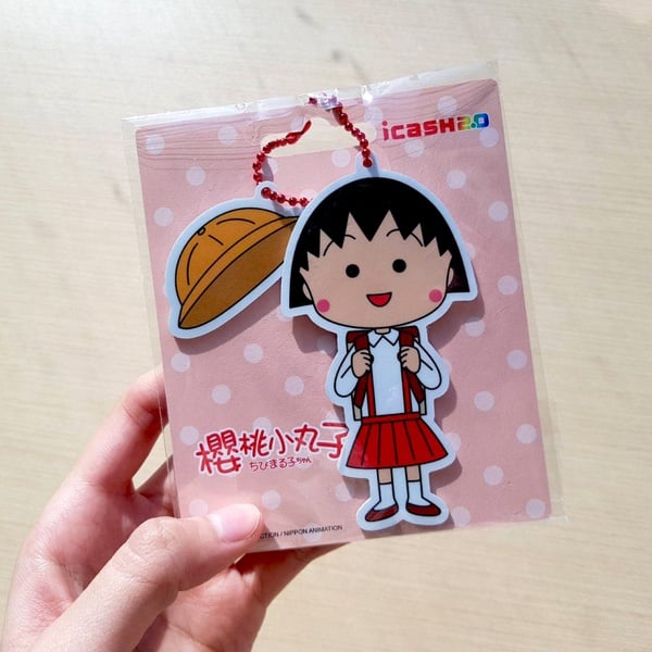 櫻桃小丸子控必收的icash！超可愛的學校制服造型，小丸子icash旁邊還有黃色制服帽～