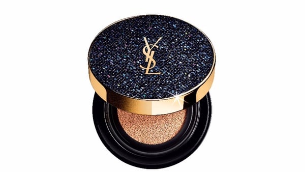 收服一整片星空！YSL 恆久完美氣墊粉餅「銀河星光」、「銀河黑鑽」限定版夢幻登場！