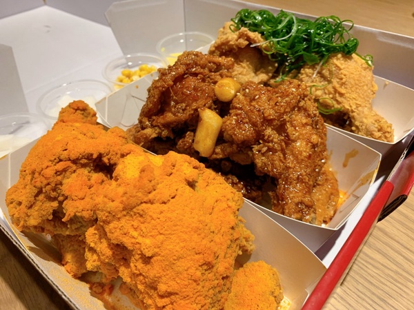 炸雞加辣炒年糕超邪惡美食！NENE CHICKEN推辣炒年糕風味炸雞，讓你一口炸雞一口辣年糕