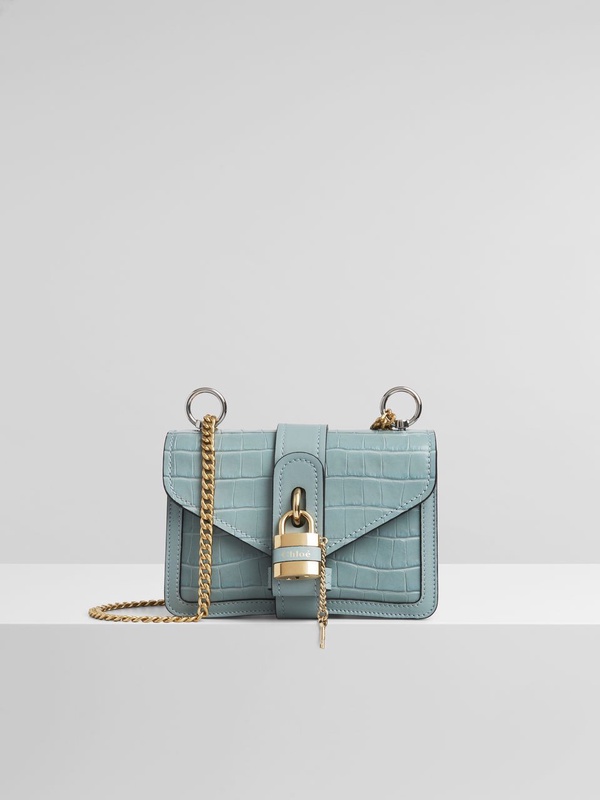 CHLOE 2020大勢色「Purist Blue純粹藍」包款TOP5，經典圓環＆鎖鏈，再過10年也時尚！