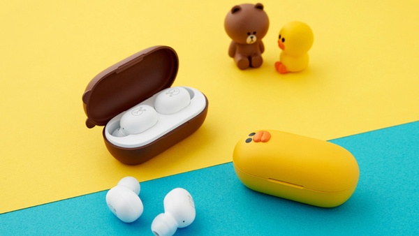 LINE FRIENDS「藍芽耳機」超萌上市！熊大、莎莉兩款造型，一副竟不到台幣一千元！
