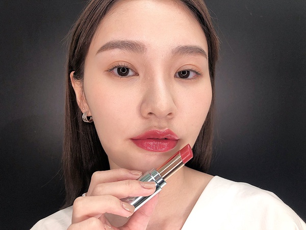 蘭蔻推絕美「冰雪潤唇膏」！超仙氣鏡面殼必收，晶瑩光澤打造法式風情唇～