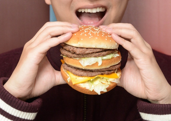 肉量加倍的無敵大麥克回歸啦！麥當勞培根大麥克、無敵大麥克回歸，還送你免費吃早餐！