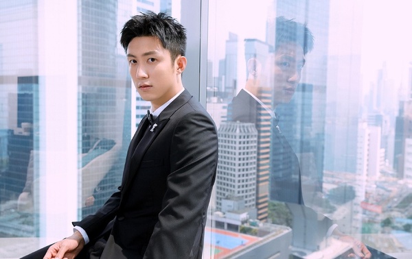 羅雲熙《半是蜜糖半是傷》西裝造型帥翻!2020年10位霸道總裁,趙志偉、邢昭林你期待誰
