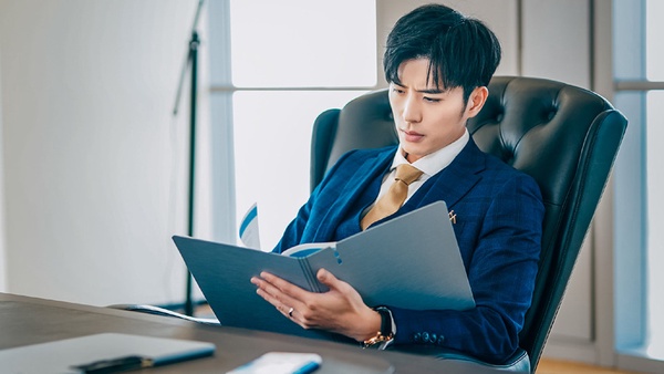 羅雲熙《半是蜜糖半是傷》西裝造型帥翻!2020年10位霸道總裁,趙志偉、邢昭林你期待誰