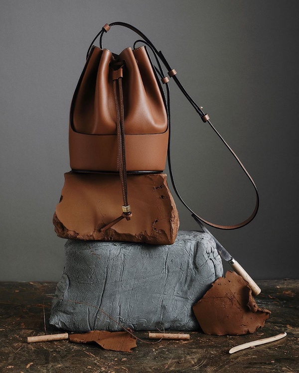大容量仙女包！LOEWE「氣球水桶包BALLOON BAG」熱氣球皮革外型，率性與仙氣兼具！