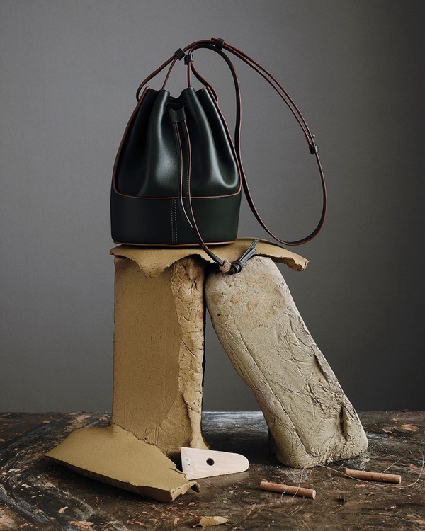 大容量仙女包！LOEWE「氣球水桶包BALLOON BAG」熱氣球皮革外型，率性與仙氣兼具！