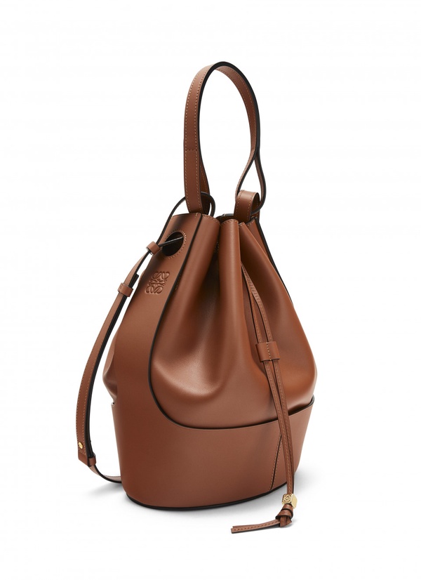 大容量仙女包！LOEWE「氣球水桶包BALLOON BAG」熱氣球皮革外型，率性與仙氣兼具！