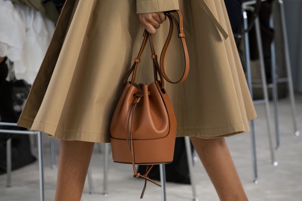 大容量仙女包！LOEWE「氣球水桶包BALLOON BAG」熱氣球皮革外型，率性與仙氣兼具！