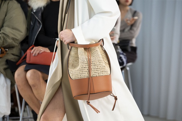 大容量仙女包！LOEWE「氣球水桶包BALLOON BAG」熱氣球皮革外型，率性與仙氣兼具！