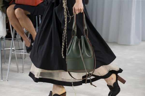 大容量仙女包！LOEWE「氣球水桶包BALLOON BAG」熱氣球皮革外型，率性與仙氣兼具！