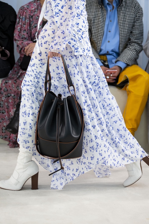 大容量仙女包！LOEWE「氣球水桶包BALLOON BAG」熱氣球皮革外型，率性與仙氣兼具！