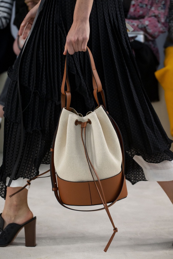 大容量仙女包！LOEWE「氣球水桶包BALLOON BAG」熱氣球皮革外型，率性與仙氣兼具！