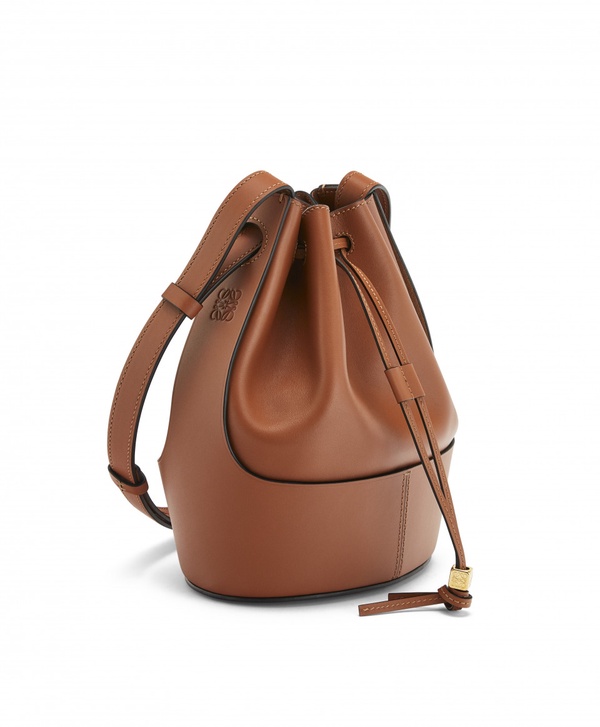 大容量仙女包！LOEWE「氣球水桶包BALLOON BAG」熱氣球皮革外型，率性與仙氣兼具！