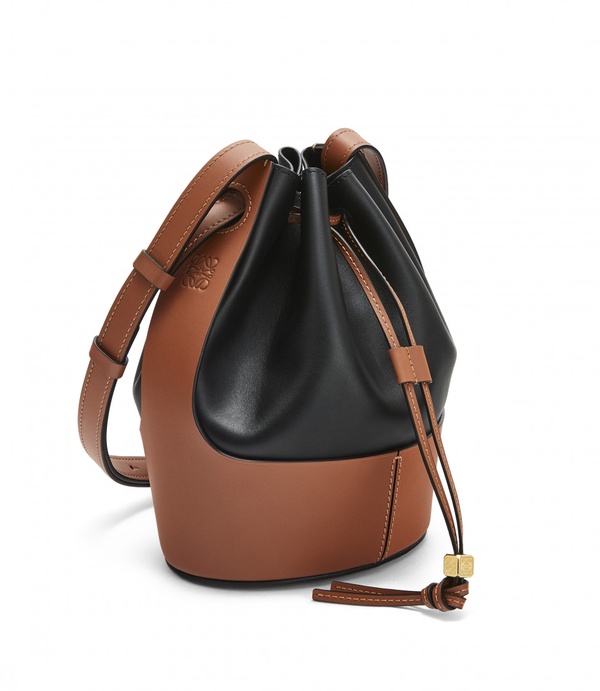 大容量仙女包！LOEWE「氣球水桶包BALLOON BAG」熱氣球皮革外型，率性與仙氣兼具！