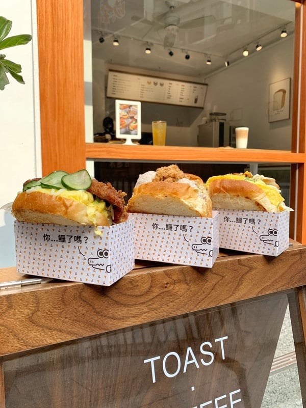 公館超夯吐司專賣「鱷吐司」登場！會爆餡的芋泥尬肉鬆、夾進一整塊排骨的吐司都是招牌