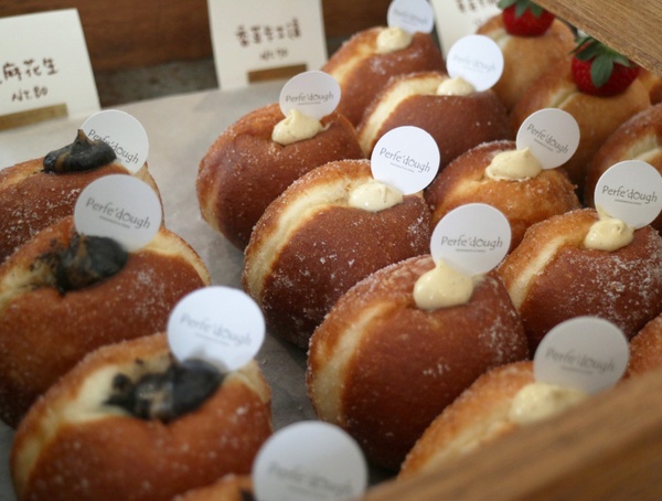 台南甜甜圈專賣店「Perfe' Dough」！一開門就完售的爆漿甜甜圈，絕對是台南必吃美食