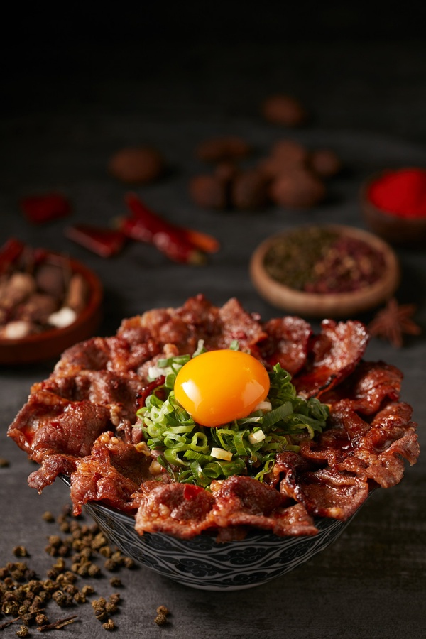 開丼X鼎旺超強聯名推「麻辣辛燒肉丼」!最強丼飯聯名老字號麻辣鍋,超話題必吃!