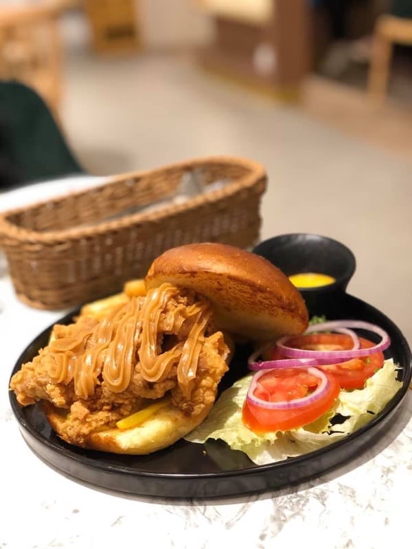 京站新店小碧潭開幕，超強美食廣場「京站森林食光」試營運啦！一整層的餐飲品牌任你挑