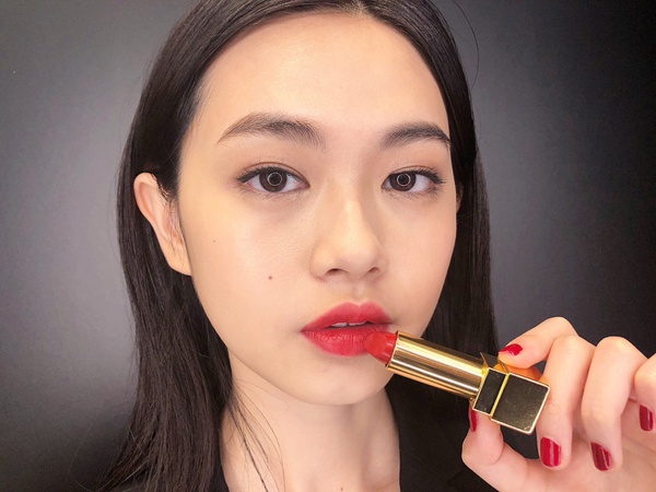 YSL新POP告白系列大膽示愛！YSL圓管、方管都推不同濃烈的鮮紅色，讓熾熱紅唇性感無敵