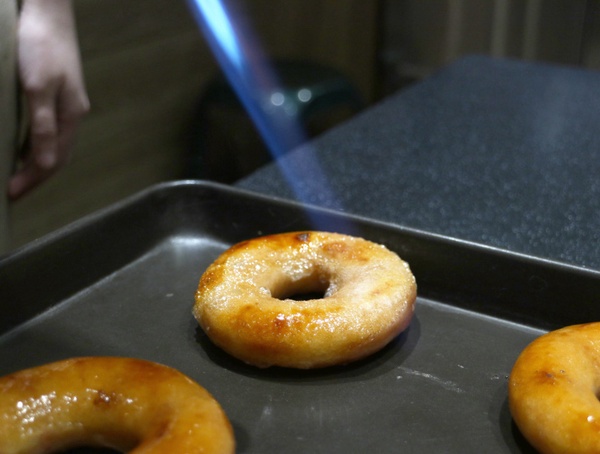 Krispy Kreme流沙布蕾甜甜圈再升級！超罪惡「草莓布蕾甜甜圈」，這天加碼甜甜圈免費送
