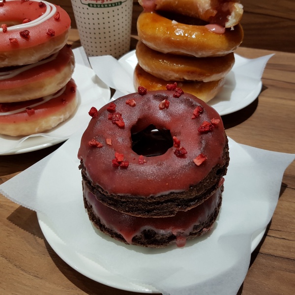 Krispy Kreme流沙布蕾甜甜圈再升級！超罪惡「草莓布蕾甜甜圈」，這天加碼甜甜圈免費送