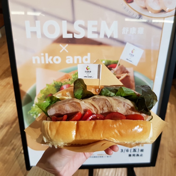 輕食午餐的新選擇！niko and ... x 舒康雞「醉心醉雞麵包」，清爽的醉雞捲認真很滿