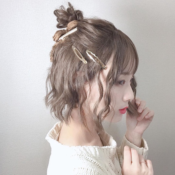 真的是金三歲！太妍雙丸子頭回歸萌死人～5款超甜、零技巧「花朵系編髮」髮型推薦！